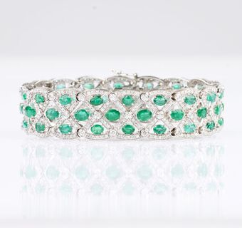 A fine Emerald Diamond Bracelet à la française
