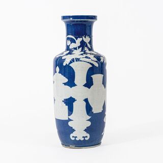 Blau-weiße Rouleau-Vase mit Vasenmotiven