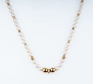 A Pearl Necklace with Goldchain Links