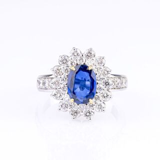 A highquality Ring with Natural Sapphire and Diamonds
