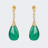 A Pair of extraordinary Emerald Diamond Earpendants - image 1