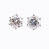 A Pair of Solitaire Earstuds