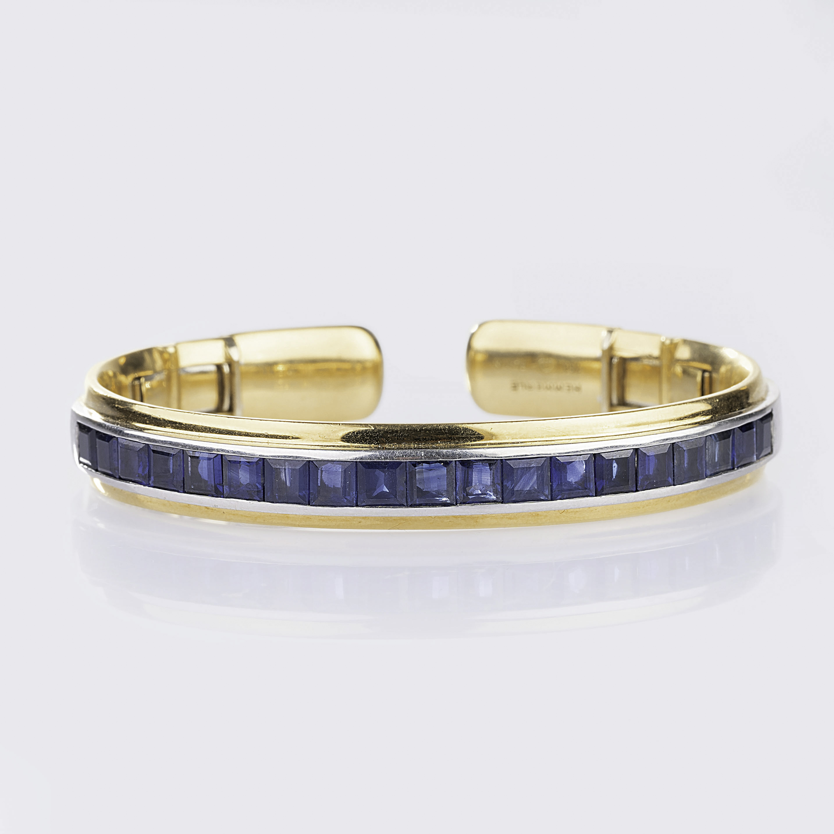 Juwelier Hemmerle - A rare bicolour Bangle Bracelet with colourfine Sapphires A rare bicolour Bangle Bracelet with colourfine Sapphires