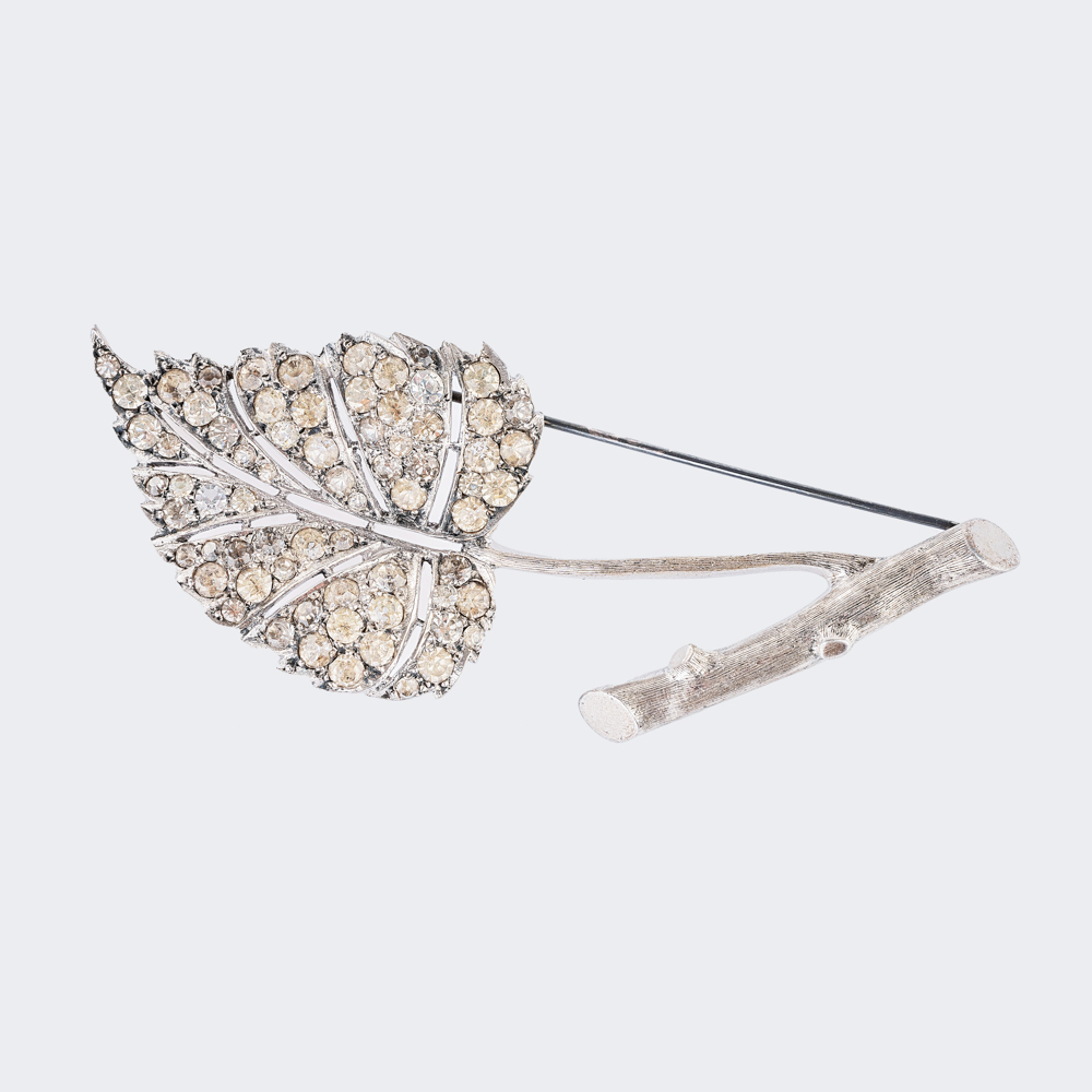 Christian Dior - Vintage Blüten-Brosche mit Strass-Besatz Vintage Blüten-Brosche mit Strass-Besatz