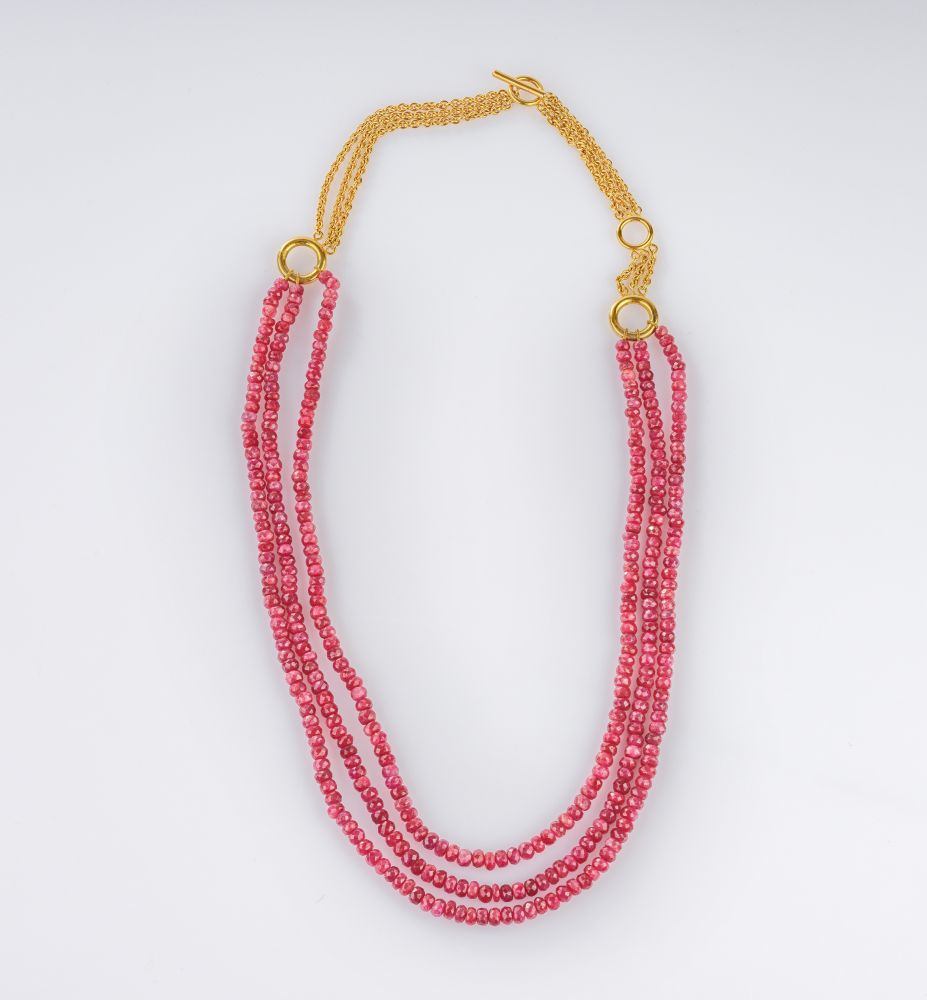 Rubin-Kaskadencollier mit Goldschließe Rubin-Kaskadencollier mit Goldschließe