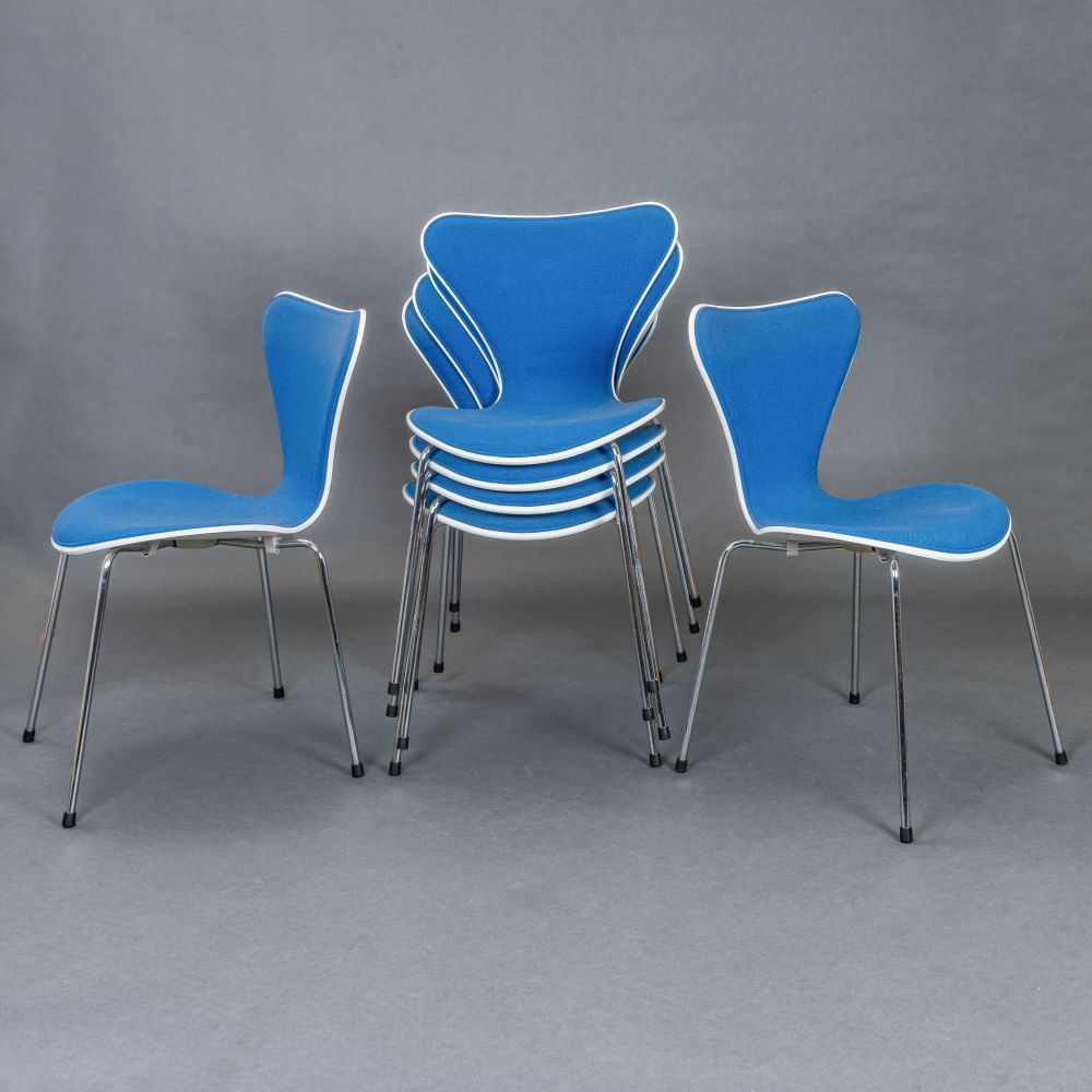 Arne Jacobsen - A Set of 6 Chairs Model '3107' A Set of 6 Chairs Model '3107'