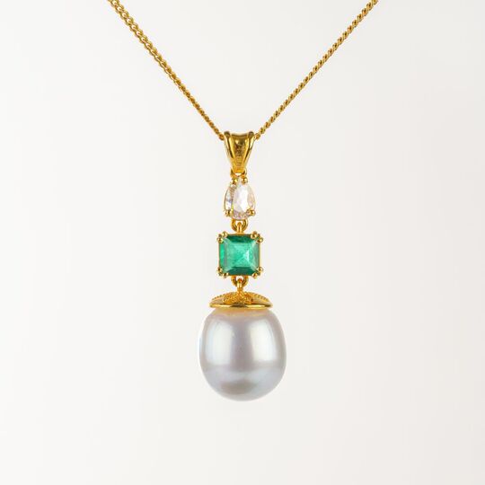 Feiner Perl-Diamant-Smaragd Anhänger an Kette