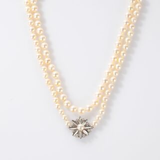 Lange Perlenkette mit Brillantschließe