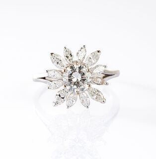Feinweißer, blütenförmiger Diamant Ring