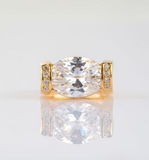 Goldring mit Steinsynthesen
