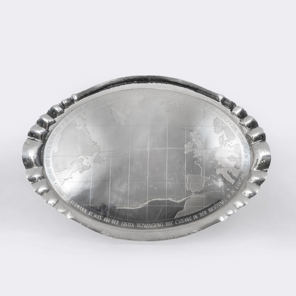Jean Godet, gegr. 1761 Berlin - A Large Oval Tray as a Gift of Honor on the occasion of the first transatlantic flight A Large Oval Tray as a Gift of Honor on the occasion of the first transatlantic flight