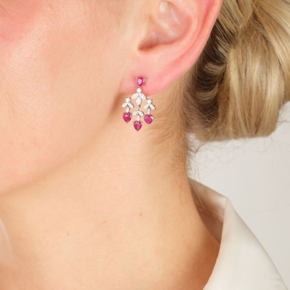 Paart Ohrringe mit Rubin-Herzen und Diamanten - Bild 2