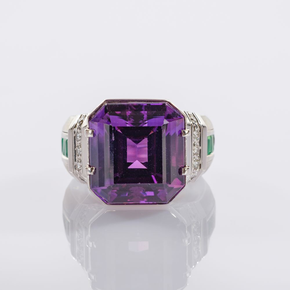 Großer Amethyst-Smaragd Cocktailring mit Brillant-Besatz
