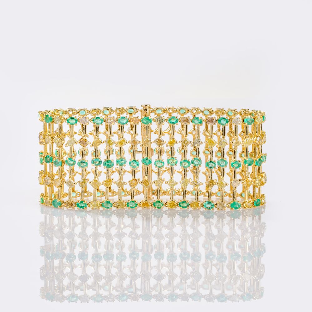 Elegantes Smaragd-Armband mit mehfarbigem Fancy Diamant-Besatz Elegantes Smaragd-Armband mit mehfarbigem Fancy Diamant-Besatz