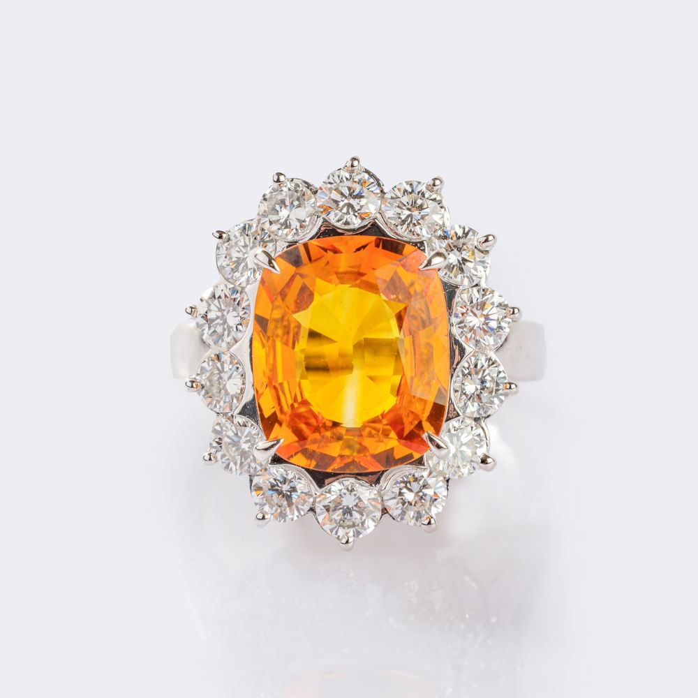 Vivid Orange-Yellow Saphir Ring mit Brillant-Besatz Vivid Orange-Yellow Saphir Ring mit Brillant-Besatz