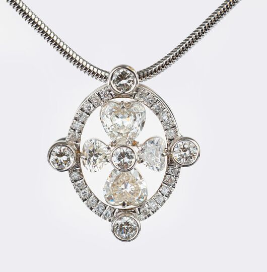 Herzschliff-Diamant Anhänger an Kette
