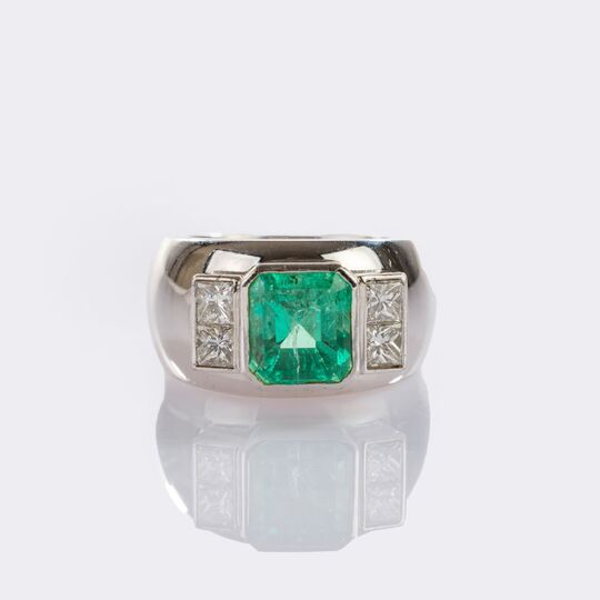 Fine Emerald Diamond ring
