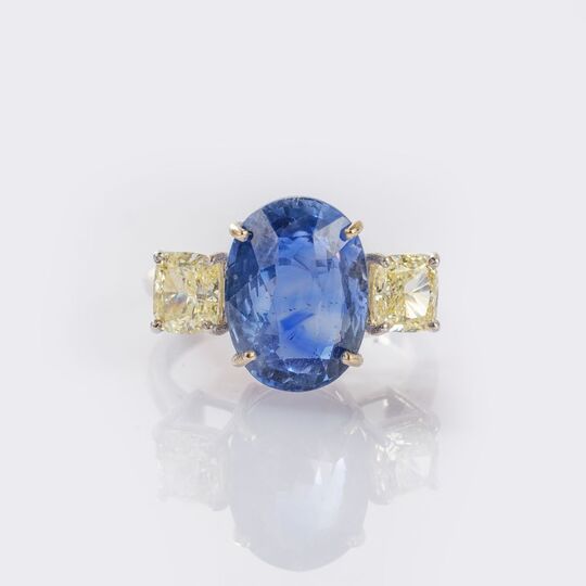 Sehr seltener, natürlicher Kashmir-Saphir Ring mit Diamanten