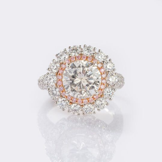 Hochkarätiger Diamant Solitär Ring mit Rosa Brillanten