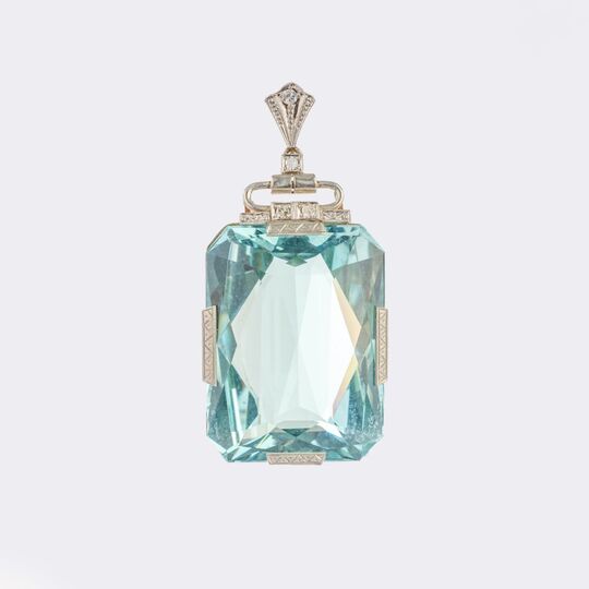 A high carat Aquamarin Pendant with Diamonds