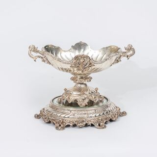A Magnificent Centerpiece on Presentoir