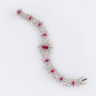 - Hochkarätiges, farbfeines Diamant-Armband mit natürlichen Siam-Rubinen Hochkarätiges, farbfeines Diamant-Armband mit natürlichen Siam-Rubinen