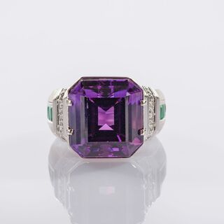 Marie-Catherine Sauvage - Großer Amethyst-Smaragd Cocktailring mit Brillant-Besatz Großer Amethyst-Smaragd Cocktailring mit Brillant-Besatz