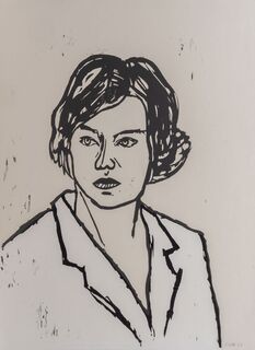 Frau in weißer Bluse