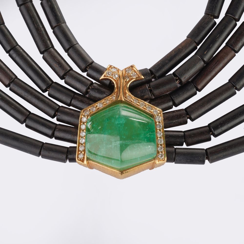 Smaragd Brillant Centerpiece an ebonisiertem Holz-Collier