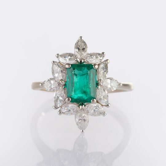 Feiner Vivid Green Smaragd Ring mit Diamant-Besatz