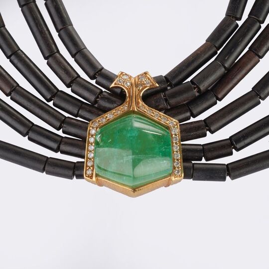 Smaragd Brillant Centerpiece an ebonisiertem Holz-Collier