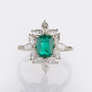 Feiner Vivid Green Smaragd Ring mit Diamant-Besatz