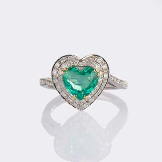 Feiner Smaragd Brillant Ring in Herzform