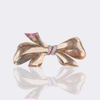 - Two-coloured Vintage Gold Brooch with Rubies and Diamonds 'ruban doré' Two-coloured Vintage Gold Brooch with Rubies and Diamonds 'ruban doré'