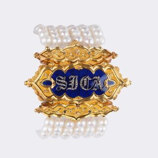- William IV Emaille-Goldschließe mit Diamant-Inschrift 'SICA' an Perlen-Armband William IV Emaille-Goldschließe mit Diamant-Inschrift 'SICA' an Perlen-Armband