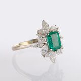 Feiner Vivid Green Smaragd Ring mit Diamant-Besatz - Bild 2