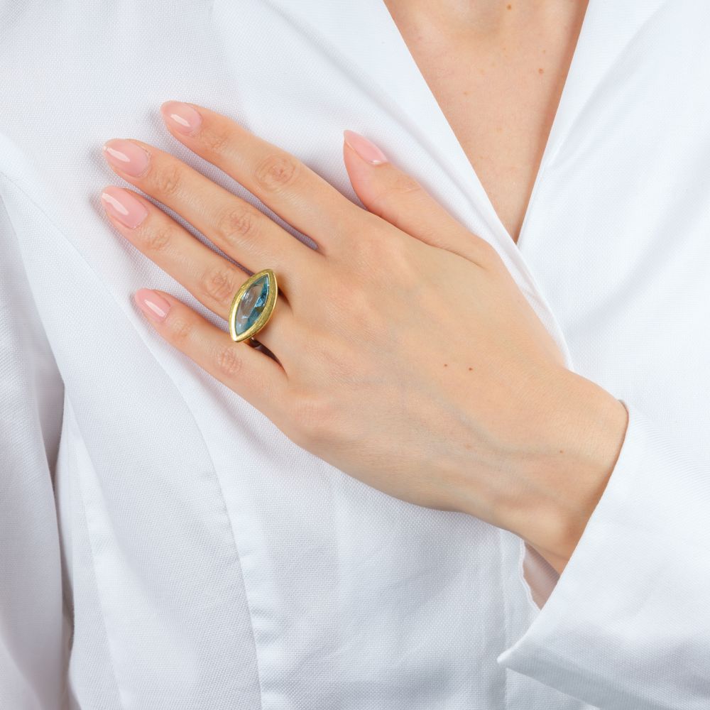 Gold Ring with Aquamarine - image 3