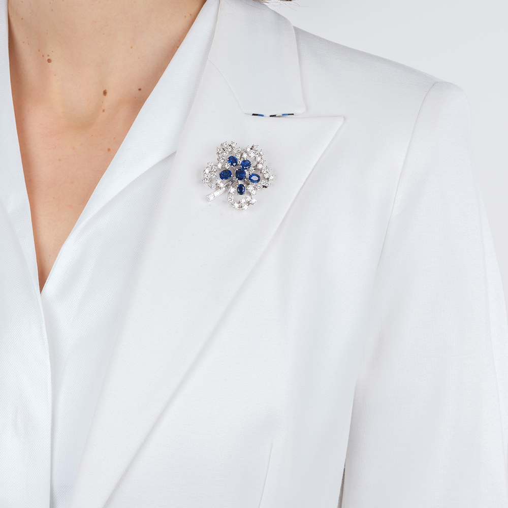 An exceptionel Vintage Flower Brooch with Diamonds and Sapphires - image 2