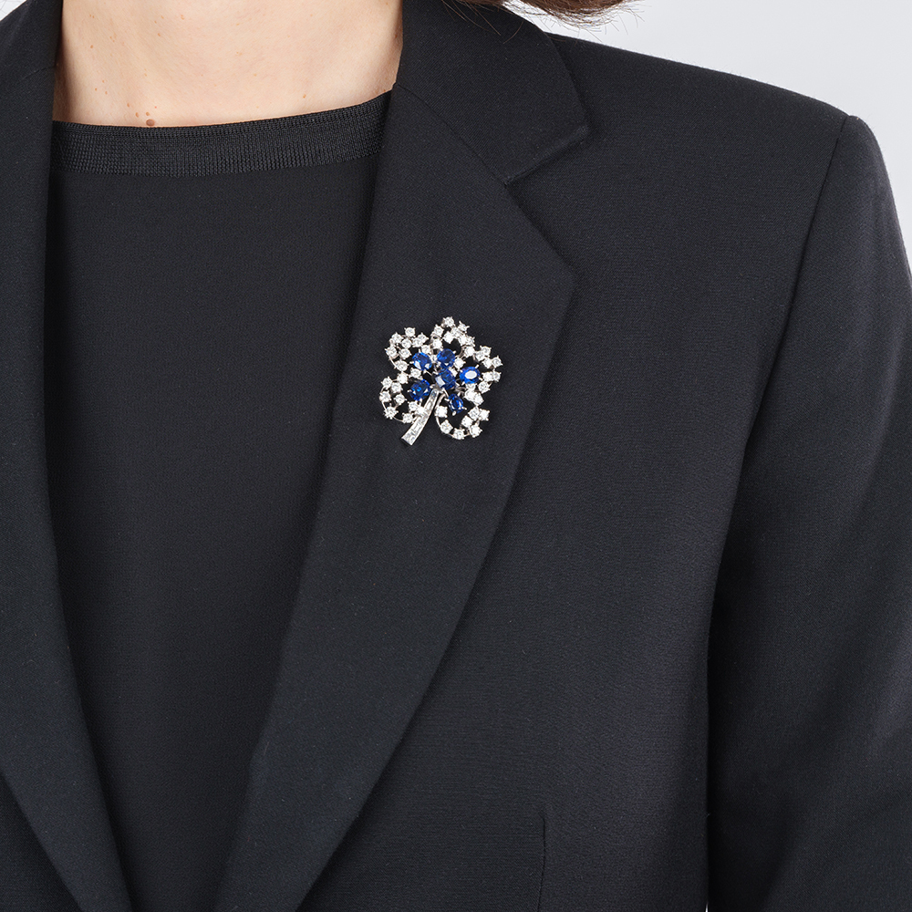 An exceptionel Vintage Flower Brooch with Diamonds and Sapphires - image 3