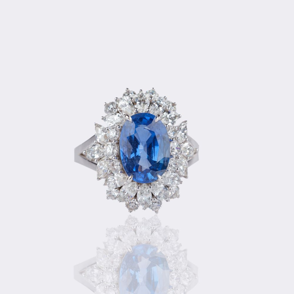 Very Fine Natural Sapphire Ring with Diamonds