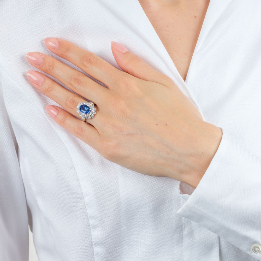 Very Fine Natural Sapphire Ring with Diamonds - image 4