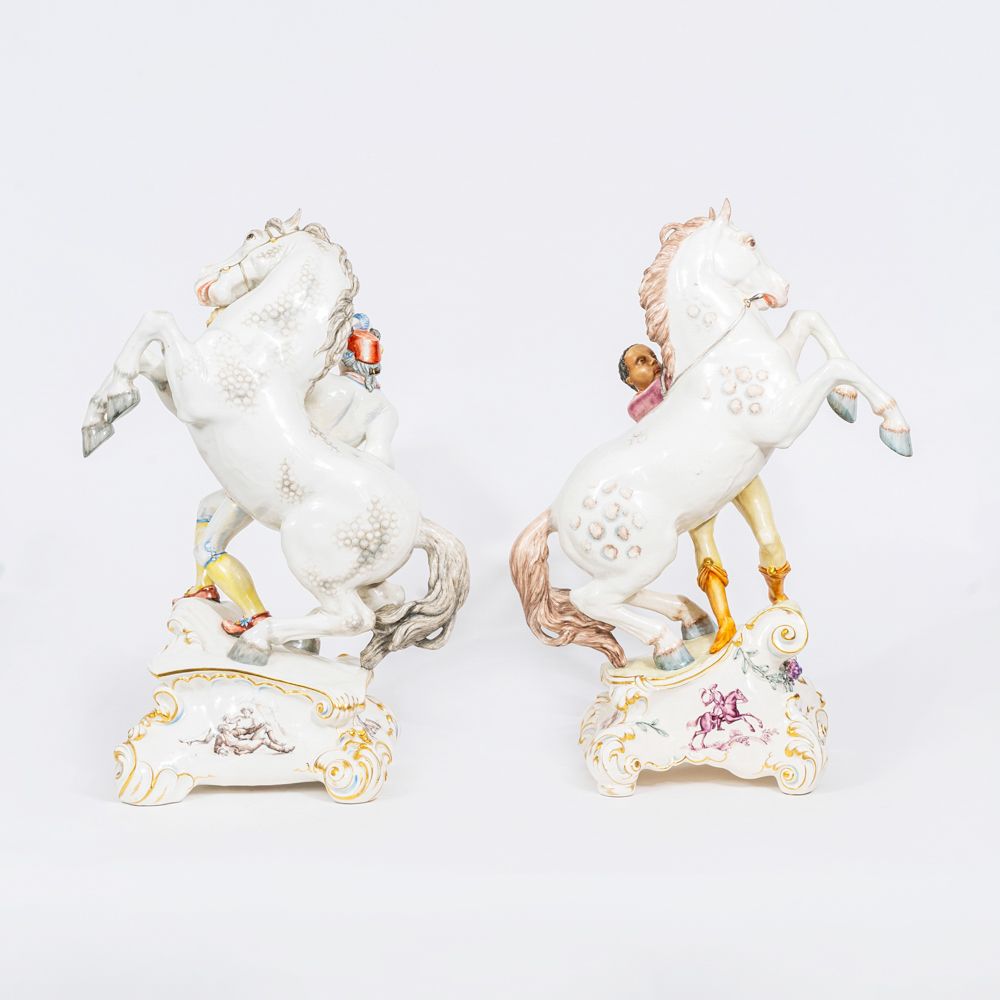 Paar großer Tafelaufsätze 'Rossebändiger' - Bild 2