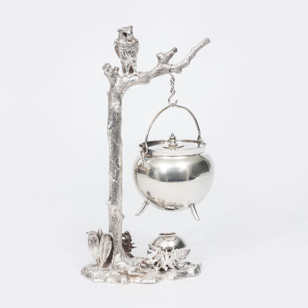 Silberner Tripod am Baumständer mit Eule