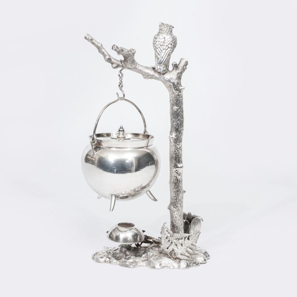 Silberner Tripod am Baumständer mit Eule - Bild 2