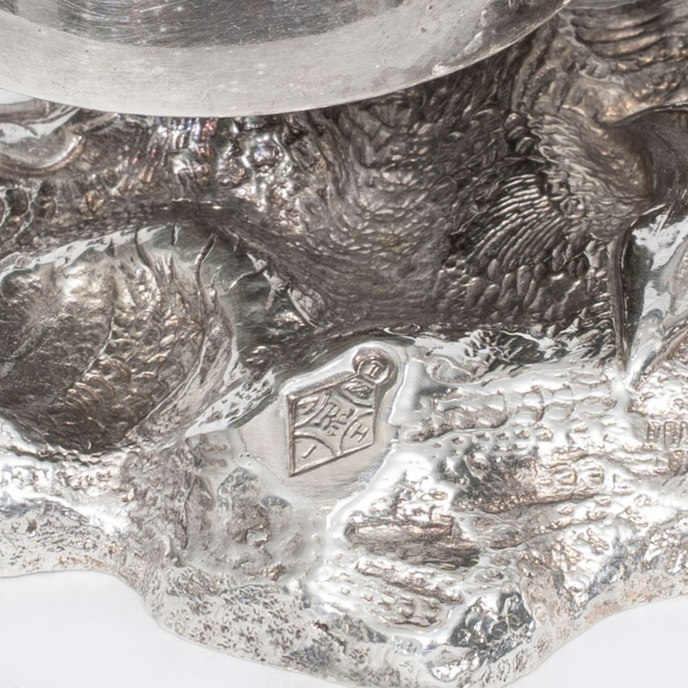 Silberner Tripod am Baumständer mit Eule - Bild 3