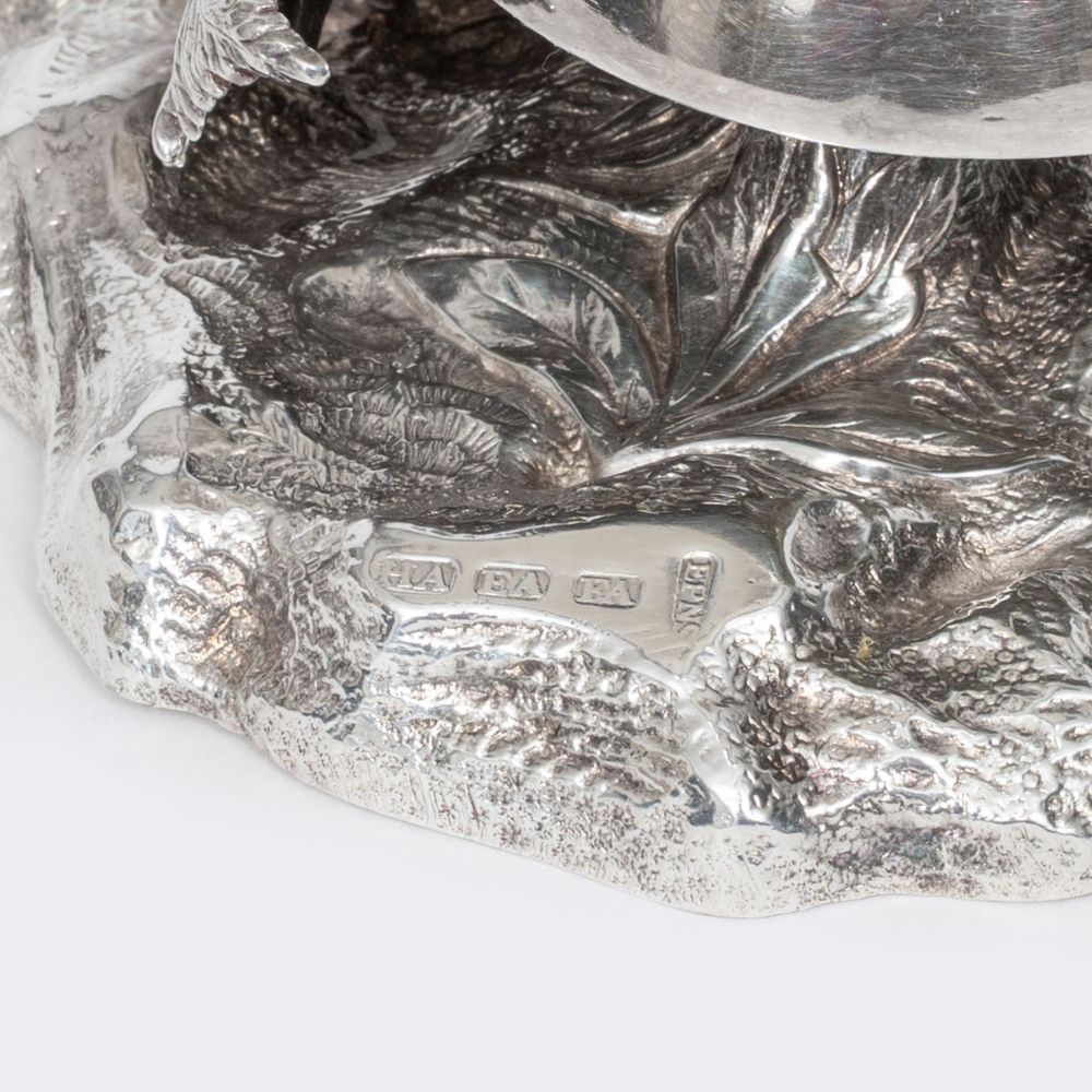 Silberner Tripod am Baumständer mit Eule - Bild 4