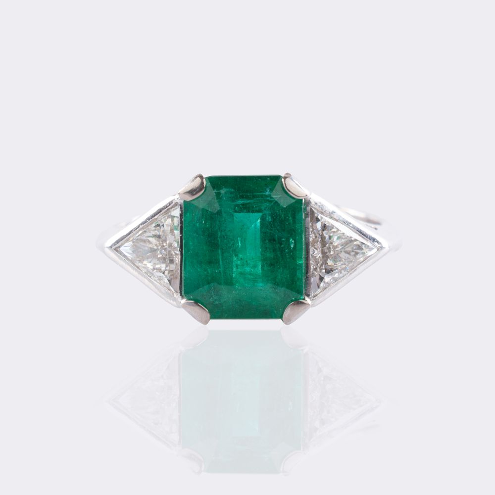 Feinfarbiger Smaragd Ring mit Diamanten