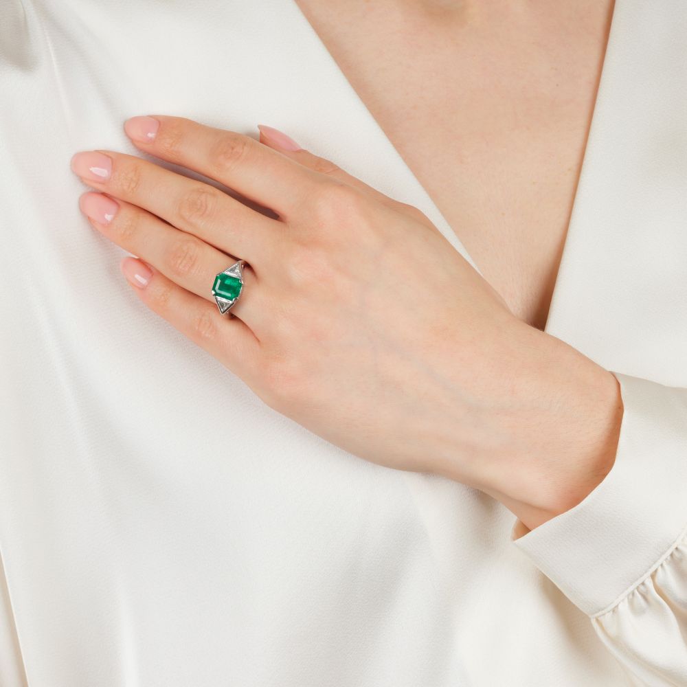 Feinfarbiger Smaragd Ring mit Diamanten - Bild 4