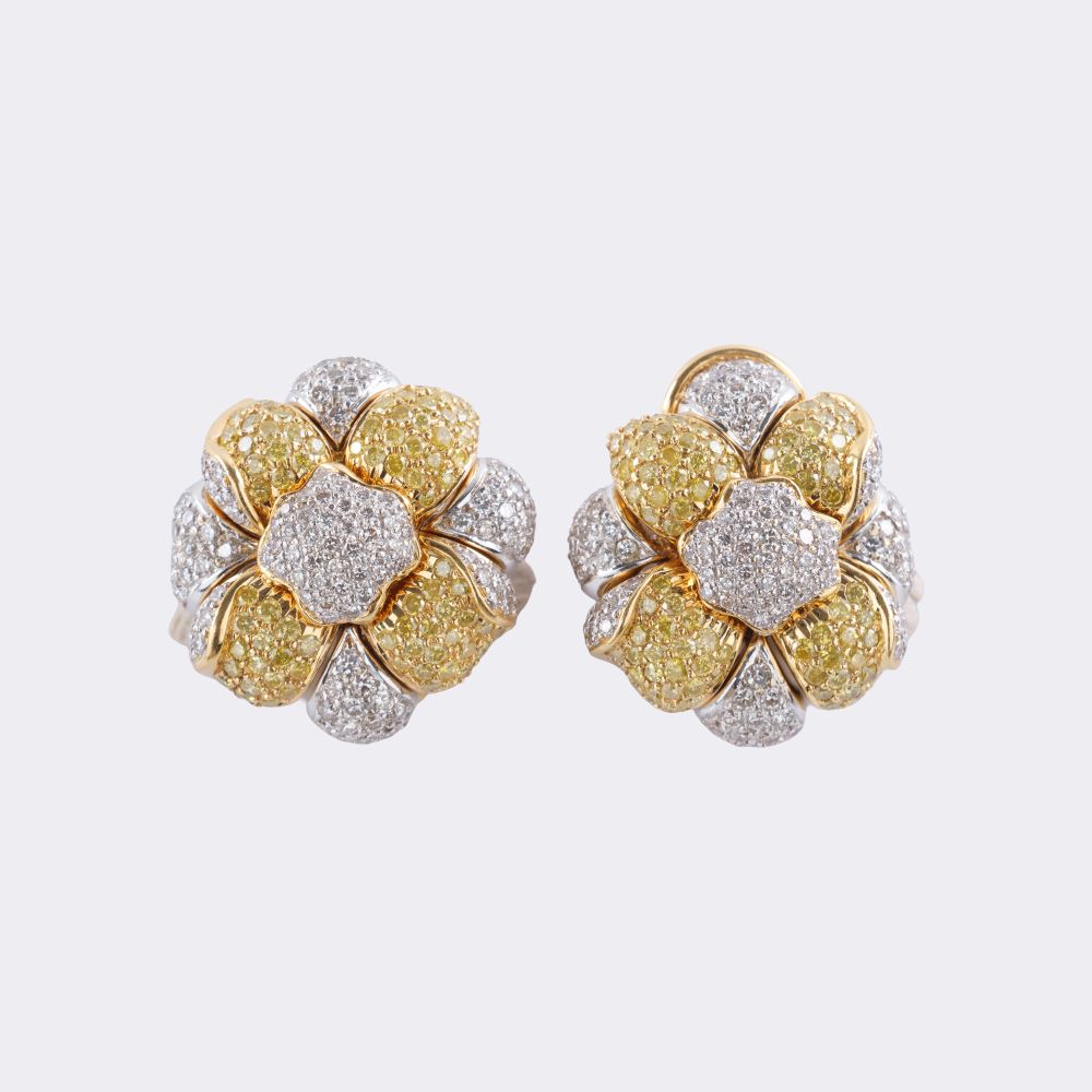 Paar Blüten Ohrringe mit zweifarbigem Brillant-Besatz