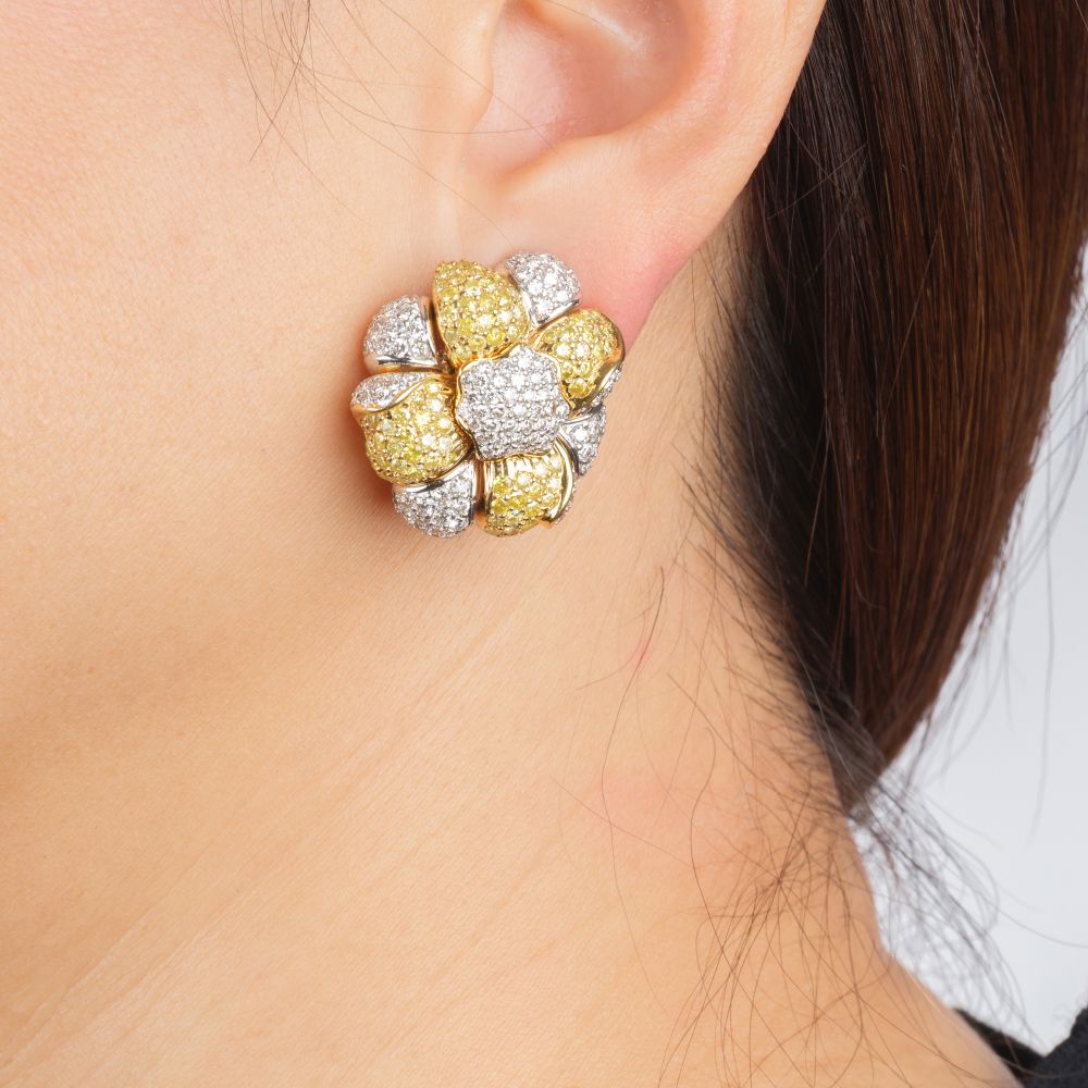 Paar Blüten Ohrringe mit zweifarbigem Brillant-Besatz - Bild 2